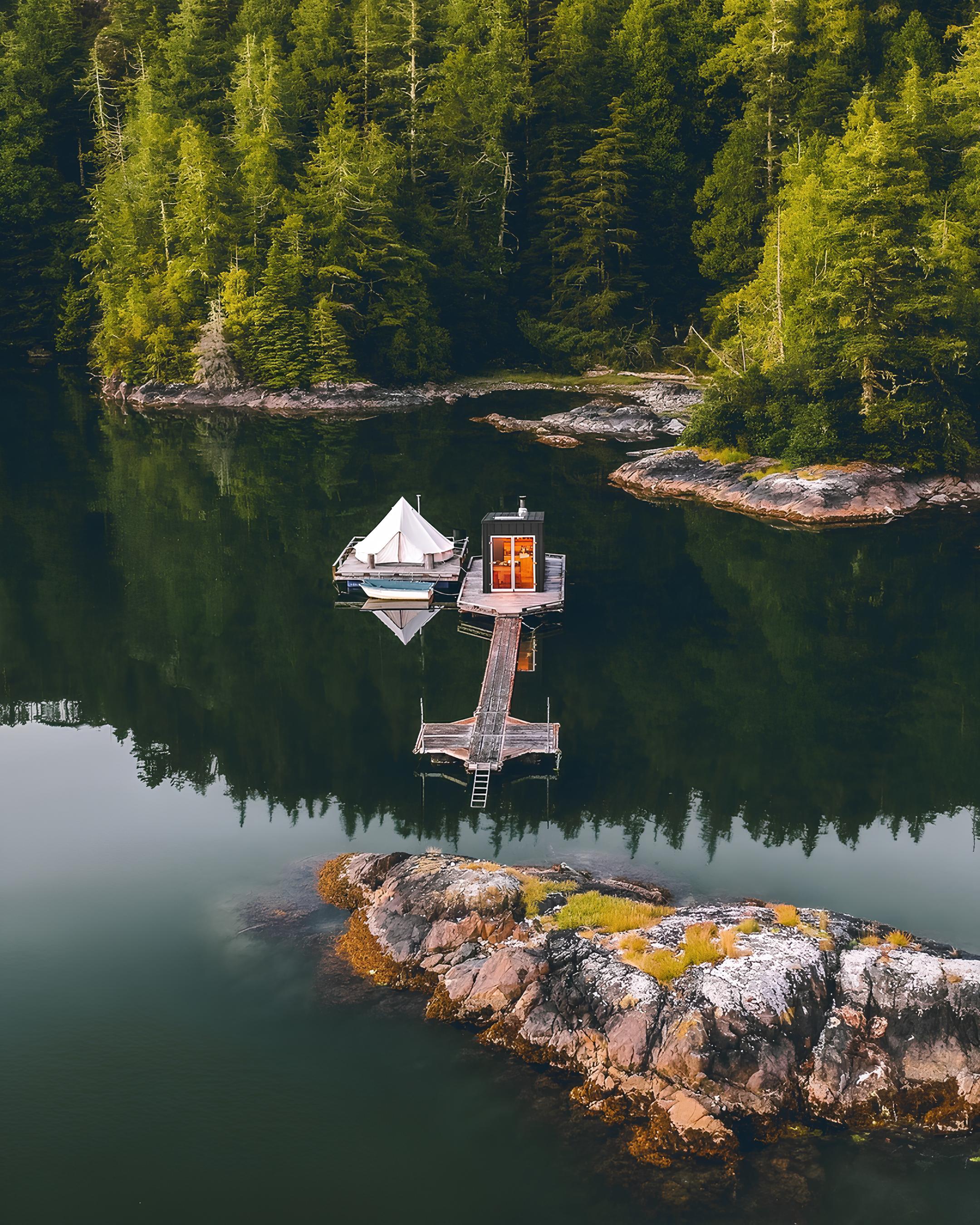 Casa galleggiante
(Tofino, Canada). Situata in una baia isolata, circondata da una foresta secolare e dalla fauna selvatica, questa casa galleggiante è una destinazione perfetta per gli spiriti avventurosi: la città più vicina è infatti raggiungibile solo via mare! Casa galleggiante
(Tofino, Canada). Situata in una baia isolata, circondata da una foresta secolare e dalla fauna selvatica, questa casa galleggiante è una destinazione perfetta per gli spiriti avventurosi: la città più vicina è infatti raggiungibile solo via mare!