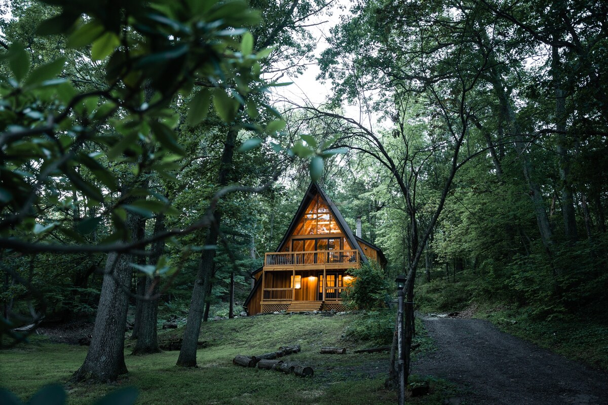 Chalet
(Plain Pines, New York, Stati Uniti). Costruita nel 1968 e recentemente restaurata, questa dimora incastonata nella natura offre un'atmosfera accogliente e moderna e tutti i comfort per trascorrere un soggiorno unico. Chalet
(Plain Pines, New York, Stati Uniti). Costruita nel 1968 e recentemente restaurata, questa dimora incastonata nella natura offre un'atmosfera accogliente e moderna e tutti i comfort per trascorrere un soggiorno unico.