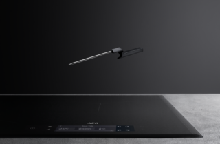 Il piano a induzione SensePro 9000 di Aeg è dotato di una termosonda wireless in grado di misurare la temperatura di alimenti e liquidi e trasmetterla al piano che così, in autonomia, regola l’intensità del calore per ogni zona utilizzata. Ciò lo rende ideale sia per bollire, che per friggere e addirittura per la tecnica del sottovuoto. Dotato di sistema avanzato di Cottura Assistita, si rivela dunque perfetto anche per la cottura lenta sottovuoto, questo modello è largo 78 cm e consente di utilizzare pentole o piastre di qualsiasi dimensione, anche contemporaneamente, collegando due zone cottura vicine. Grazie alla funzione Hob2Hood, si collega wireless con la cappa che si attiva in maniera automatica, adattando la potenza di aspirazione in base all’intensità di calore del piano cottura. Prezzo 2.000 euro. www.aeg.it Il piano a induzione SensePro 9000 di Aeg è dotato di una termosonda wireless in grado di misurare la temperatura di alimenti e liquidi e trasmetterla al piano che così, in autonomia, regola l’intensità del calore per ogni zona utilizzata. Ciò lo rende ideale sia per bollire, che per friggere e addirittura per la tecnica del sottovuoto. Dotato di sistema avanzato di Cottura Assistita, si rivela dunque perfetto anche per la cottura lenta sottovuoto, questo modello è largo 78 cm e consente di utilizzare pentole o piastre di qualsiasi dimensione, anche contemporaneamente, collegando due zone cottura vicine. Grazie alla funzione Hob2Hood, si collega wireless con la cappa che si attiva in maniera automatica, adattando la potenza di aspirazione in base all’intensità di calore del piano cottura. Prezzo 2.000 euro. www.aeg.it