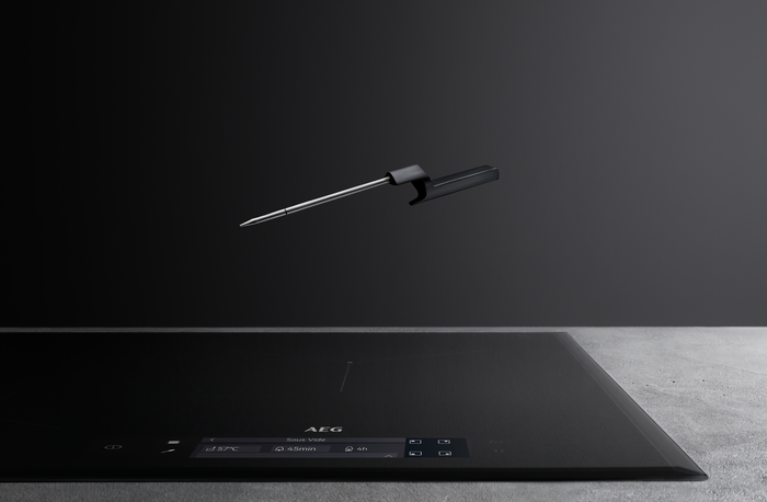 Il piano a induzione SensePro 9000 di Aeg è dotato di una termosonda wireless in grado di misurare la temperatura di alimenti e liquidi e trasmetterla al piano che così, in autonomia, regola l’intensità del calore per ogni zona utilizzata. Ciò lo rende ideale sia per bollire, che per friggere e addirittura per la tecnica del sottovuoto. Dotato di sistema avanzato di Cottura Assistita, si rivela dunque perfetto anche per la cottura lenta sottovuoto, questo modello è largo 78 cm e consente di utilizzare pentole o piastre di qualsiasi dimensione, anche contemporaneamente, collegando due zone cottura vicine. Grazie alla funzione Hob2Hood, si collega wireless con la cappa che si attiva in maniera automatica, adattando la potenza di aspirazione in base all’intensità di calore del piano cottura. Prezzo 2.000 euro. www.aeg.it Il piano a induzione SensePro 9000 di Aeg è dotato di una termosonda wireless in grado di misurare la temperatura di alimenti e liquidi e trasmetterla al piano che così, in autonomia, regola l’intensità del calore per ogni zona utilizzata. Ciò lo rende ideale sia per bollire, che per friggere e addirittura per la tecnica del sottovuoto. Dotato di sistema avanzato di Cottura Assistita, si rivela dunque perfetto anche per la cottura lenta sottovuoto, questo modello è largo 78 cm e consente di utilizzare pentole o piastre di qualsiasi dimensione, anche contemporaneamente, collegando due zone cottura vicine. Grazie alla funzione Hob2Hood, si collega wireless con la cappa che si attiva in maniera automatica, adattando la potenza di aspirazione in base all’intensità di calore del piano cottura. Prezzo 2.000 euro. www.aeg.it