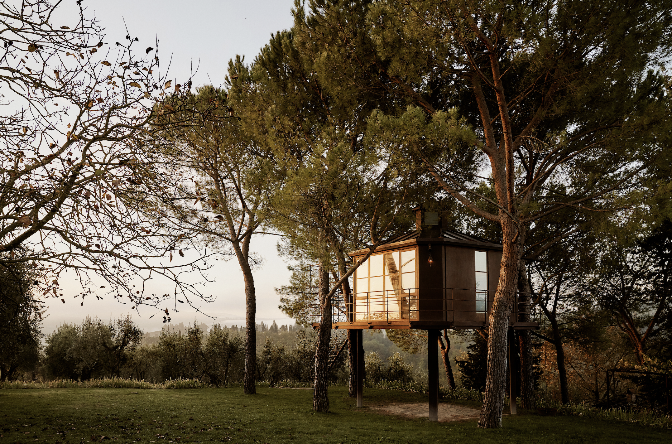 Casa sull'albero nell’entroterra toscano
(Firenze, Italia). Immersa nella campagna toscana, a soli 15 minuti di auto dal centro di Firenze, questa straordinaria casa sull’albero dal design moderno è il rifugio perfetto per rilassarsi dopo una giornata di full immersion nella cultura fiorentina. Casa sull'albero nell’entroterra toscano
(Firenze, Italia). Immersa nella campagna toscana, a soli 15 minuti di auto dal centro di Firenze, questa straordinaria casa sull’albero dal design moderno è il rifugio perfetto per rilassarsi dopo una giornata di full immersion nella cultura fiorentina.
