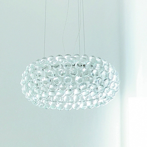 Caboche Urquiola-Gerotto, 2005. Il lampadario, ispirato ai modelli anni '30-'40,è formato da sferetrasparenti in PMMA dai particolari effetti di luce. Caboche Urquiola-Gerotto, 2005. Il lampadario, ispirato ai modelli anni '30-'40,è formato da sferetrasparenti in PMMA dai particolari effetti di luce.