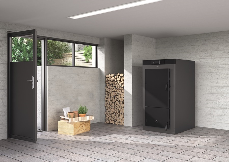 Vitoligno 200 di Viessmann è la caldaia a gassificazione per legna di alta qualità, con potenza 25 e 30 kW. Alimentata a legna in pezzi fino a 55 cm di lunghezza, è una valida ed economica alternativa a gasolio e gas. L'accensione avviene in pochi minuti, ha unità di controllo Ecotronic che offre un funzionamento efficiente e il controllo della combustione avviene con sonda lambda e temperatura dei fumi, garantendo rendimento alto (fino 93%) ed emissioni bassissime (5 stelle di certificato ambientale). Classe di efficienza energetica A+. Con l'aggiunta del display touch Vitotrol 350-C si può gestire anche dal living. Misura L 89,2 x P 141,5 x P 159 cm. www.viessmann.it Vitoligno 200 di Viessmann è la caldaia a gassificazione per legna di alta qualità, con potenza 25 e 30 kW. Alimentata a legna in pezzi fino a 55 cm di lunghezza, è una valida ed economica alternativa a gasolio e gas. L'accensione avviene in pochi minuti, ha unità di controllo Ecotronic che offre un funzionamento efficiente e il controllo della combustione avviene con sonda lambda e temperatura dei fumi, garantendo rendimento alto (fino 93%) ed emissioni bassissime (5 stelle di certificato ambientale). Classe di efficienza energetica A+. Con l'aggiunta del display touch Vitotrol 350-C si può gestire anche dal living. Misura L 89,2 x P 141,5 x P 159 cm. www.viessmann.it