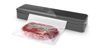 La macchina del sottovuoto E4VS1-4AG di Electrolux è studiata per preservare le caratteristiche organolettiche degli alimenti. Perfetta per evitare sprechi di cibo, consente di conservare a lungo gli ingredienti in dispensa, frigo e freezer. Questa macchina sigillatrice è più piccola delle normali macchine sottovuoto e può comodamente inserirsi in ogni cucina. Pratica, versatile ed intuitiva, permette di ottenere il vuoto per il cibo con la funzione di aspirazione automatica «Vac & Seal» o crearlo con la funzione «Pulse». Misura soli L 38,2 x P 10 x H 5,8 cm. Prezzo 129,99 euro. www.electrolux.it La macchina del sottovuoto E4VS1-4AG di Electrolux è studiata per preservare le caratteristiche organolettiche degli alimenti. Perfetta per evitare sprechi di cibo, consente di conservare a lungo gli ingredienti in dispensa, frigo e freezer. Questa macchina sigillatrice è più piccola delle normali macchine sottovuoto e può comodamente inserirsi in ogni cucina. Pratica, versatile ed intuitiva, permette di ottenere il vuoto per il cibo con la funzione di aspirazione automatica «Vac & Seal» o crearlo con la funzione «Pulse». Misura soli L 38,2 x P 10 x H 5,8 cm. Prezzo 129,99 euro. www.electrolux.it