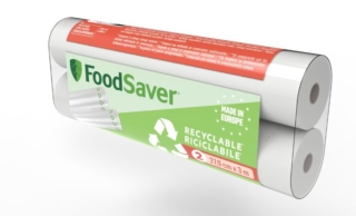 I rotoli per il sottovuoto di Foodsaver presentano uno speciale design goffrato in rilievo e sono privi di BPA, perfetti per cucinare sottovuoto, preparare i pasti e organizzare la cucina. Possono essere utilizzati con tutte le macchine FoodSaver di dimensioni standard e sono adatti per il frigorifero, il congelatore e la cottura lenta (fino a 72 °C per un massimo di 2 ore o a 90 °C per un massimo di 1 ora). Grazie al loro design resistente alle forature e agli strappi, queste buste riutilizzabili possono essere lavate in acqua calda e sapone e utilizzate più volte e sono completamente riciclabili. Prezzo 17,99 euro (confezione da due rotoli, misure L 28 cm x L 3 mt). www.foodsaveritalia.it I rotoli per il sottovuoto di Foodsaver presentano uno speciale design goffrato in rilievo e sono privi di BPA, perfetti per cucinare sottovuoto, preparare i pasti e organizzare la cucina. Possono essere utilizzati con tutte le macchine FoodSaver di dimensioni standard e sono adatti per il frigorifero, il congelatore e la cottura lenta (fino a 72 °C per un massimo di 2 ore o a 90 °C per un massimo di 1 ora). Grazie al loro design resistente alle forature e agli strappi, queste buste riutilizzabili possono essere lavate in acqua calda e sapone e utilizzate più volte e sono completamente riciclabili. Prezzo 17,99 euro (confezione da due rotoli, misure L 28 cm x L 3 mt). www.foodsaveritalia.it