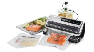 La macchina per il sottovuoto FFS006X di FoodSaver mantiene la freschezza degli alimenti fino a 5 volte più a lungo. Caratterizzato da un design verticale, snello e moderno, è collocabile su qualsiasi piano di lavoro. Incorpora funzioni come "Express Bag Maker", che riducono del 50% le operazioni di sigillatura sottovuoto. La parte anteriore trasparente consente di vedere dove viene fatta la sigillatura, offrendo così un controllo migliore durante la sigillatura. Combina anche la funzionalità 2 in 1. Un potente sistema di sigillatura sottovuoto per sigillare sottovuoto i sacchetti per la conservazione a lungo termine nel congelatore combinato con adattatore per aspirare sacchetti con zip e contenitori Salva Freschezza, che mantengono freschi e deliziosi cibi in frigo e in dispensa. Prezzo 299,90 euro. www.foodsaveritalia.it La macchina per il sottovuoto FFS006X di FoodSaver mantiene la freschezza degli alimenti fino a 5 volte più a lungo. Caratterizzato da un design verticale, snello e moderno, è collocabile su qualsiasi piano di lavoro. Incorpora funzioni come "Express Bag Maker", che riducono del 50% le operazioni di sigillatura sottovuoto. La parte anteriore trasparente consente di vedere dove viene fatta la sigillatura, offrendo così un controllo migliore durante la sigillatura. Combina anche la funzionalità 2 in 1. Un potente sistema di sigillatura sottovuoto per sigillare sottovuoto i sacchetti per la conservazione a lungo termine nel congelatore combinato con adattatore per aspirare sacchetti con zip e contenitori Salva Freschezza, che mantengono freschi e deliziosi cibi in frigo e in dispensa. Prezzo 299,90 euro. www.foodsaveritalia.it