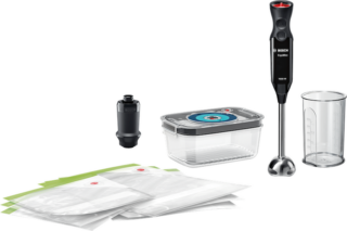 Il frullatore ad immersione ErgoMixx di Bosch è ideale per la conservazione sottovuoto, Fresh Vacuum incluso, in quanto rimuove l'aria per mantenere il cibo fresco più a lungo. Garantisce la massima potenza grazie al motore da 1000 Watt, per miscelare gli ingredienti più difficili e utilizzare diversi utili accessori. Ergonomico e maneggevole, ha un corpo leggero con impugnatura soft touch per una presa comoda e sicura. La velocità è variabile, dispone infatti di ben 12 impostazioni di velocità più funzione turbo. Il design AntiSplash previene gli schizzi e aiuta a mantenere la cucina pulita. Il contenitore per sottovuoto è realizzato in Tritan, un materiale di alta qualità privo di BPA e resistente a macchie e odori. Può essere utilizzato anche nel microonde ed è facilmente lavabile in lavastoviglie. I sacchetti per sottovuoto con cerniera sono resistenti a strappi e sono anch'essi privi di BPA, possono essere puliti in lavastoviglie e riutilizzati. Prezzo 104 euro. www.bosch-home.com Il frullatore ad immersione ErgoMixx di Bosch è ideale per la conservazione sottovuoto, Fresh Vacuum incluso, in quanto rimuove l'aria per mantenere il cibo fresco più a lungo. Garantisce la massima potenza grazie al motore da 1000 Watt, per miscelare gli ingredienti più difficili e utilizzare diversi utili accessori. Ergonomico e maneggevole, ha un corpo leggero con impugnatura soft touch per una presa comoda e sicura. La velocità è variabile, dispone infatti di ben 12 impostazioni di velocità più funzione turbo. Il design AntiSplash previene gli schizzi e aiuta a mantenere la cucina pulita. Il contenitore per sottovuoto è realizzato in Tritan, un materiale di alta qualità privo di BPA e resistente a macchie e odori. Può essere utilizzato anche nel microonde ed è facilmente lavabile in lavastoviglie. I sacchetti per sottovuoto con cerniera sono resistenti a strappi e sono anch'essi privi di BPA, possono essere puliti in lavastoviglie e riutilizzati. Prezzo 104 euro. www.bosch-home.com