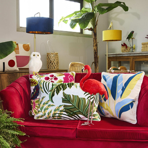 Divano No Time rivestito in velluto rosso.
Dimensioni cm. 131 x 72 x 82 cm.
Cuscini con fodera in cotone a tema foglie. Mobili e complementi tutto di Novità Home.
www.novitahome.com