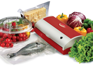 La macchina per il sottovuoto 9342 NR Salvaspesa Rosso/Grigio satin di Reber prolunga i tempi di conservazione degli alimenti allungati fino a 4/5 volte rispetto alla conservazione tradizionale. Dotata di un LED per la visualizzazione del livello del vuoto adatto alla conservazione degli alimenti. Può lavorare a ciclo continuo senza necessità di soste per il raffreddamento dell'apparecchio. Dotata di presa d'aria per vuoto nei contenitori. Ha una capacità di aspisrazione pari a 18 lt/min e una potenza massima assorbita di soli 180 Watt, grazie al sistema di risparmio energetico. www.rebersrl.it La macchina per il sottovuoto 9342 NR Salvaspesa Rosso/Grigio satin di Reber prolunga i tempi di conservazione degli alimenti allungati fino a 4/5 volte rispetto alla conservazione tradizionale. Dotata di un LED per la visualizzazione del livello del vuoto adatto alla conservazione degli alimenti. Può lavorare a ciclo continuo senza necessità di soste per il raffreddamento dell'apparecchio. Dotata di presa d'aria per vuoto nei contenitori. Ha una capacità di aspisrazione pari a 18 lt/min e una potenza massima assorbita di soli 180 Watt, grazie al sistema di risparmio energetico. www.rebersrl.it