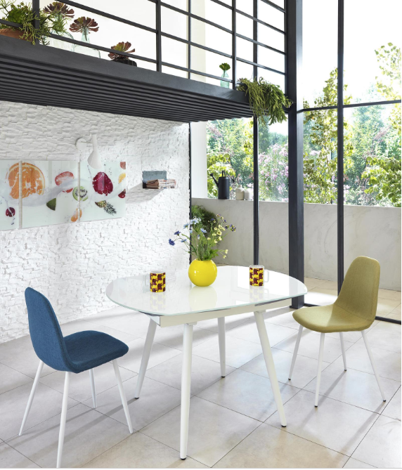 Il tavolo allungabile con top in vetro temperato bianco di Doctor Brandt Shop (Ref. 87609419) ha le gambe in metallo laccato nello stesso colore. Misura L 12/180 x 90 x H 76 cm. Prezzo 722 euro.