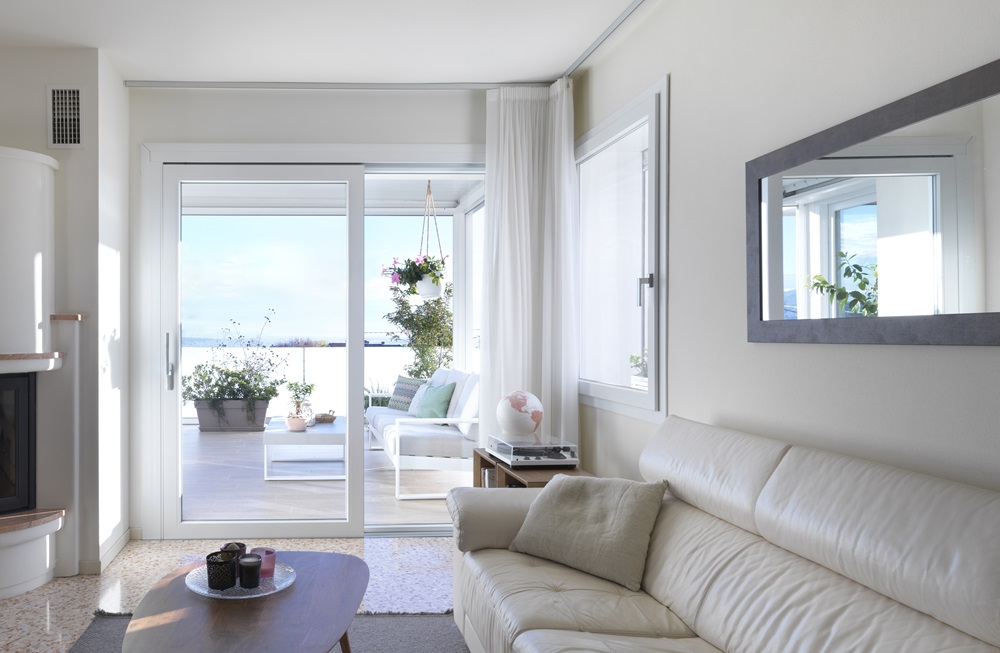 DQG HST 85 Panoramic di DQG Diquigiovanni è un alzante scorrevole dalle grandi superfici vetrate, con anta fissa di 32 mm. I profili minimal sono in pvc con rinforzi in acciaio, con alti livelli di isolamento termico (trasmittanza Uw fino a 0,89 W/m²K) e acustico (fino a 45 dB) per il confort abitativo. La movimentazione è fluida e semplice e la soglia può essere incassata a pavimento. Diverse le finiture come il bianco o nei toni del tabacco con effetto legno con superficie goffrata www.diquigiovanni.com DQG HST 85 Panoramic di DQG Diquigiovanni è un alzante scorrevole dalle grandi superfici vetrate, con anta fissa di 32 mm. I profili minimal sono in pvc con rinforzi in acciaio, con alti livelli di isolamento termico (trasmittanza Uw fino a 0,89 W/m²K) e acustico (fino a 45 dB) per il confort abitativo. La movimentazione è fluida e semplice e la soglia può essere incassata a pavimento. Diverse le finiture come il bianco o nei toni del tabacco con effetto legno con superficie goffrata www.diquigiovanni.com