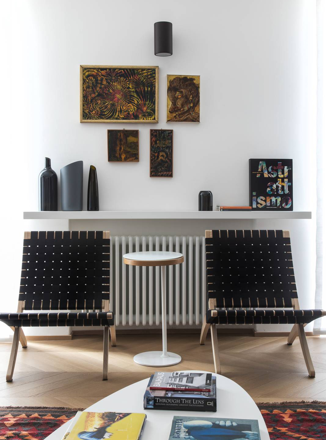 due poltrone pieghevoli di Carl Hansen con fasce di tessuto nero