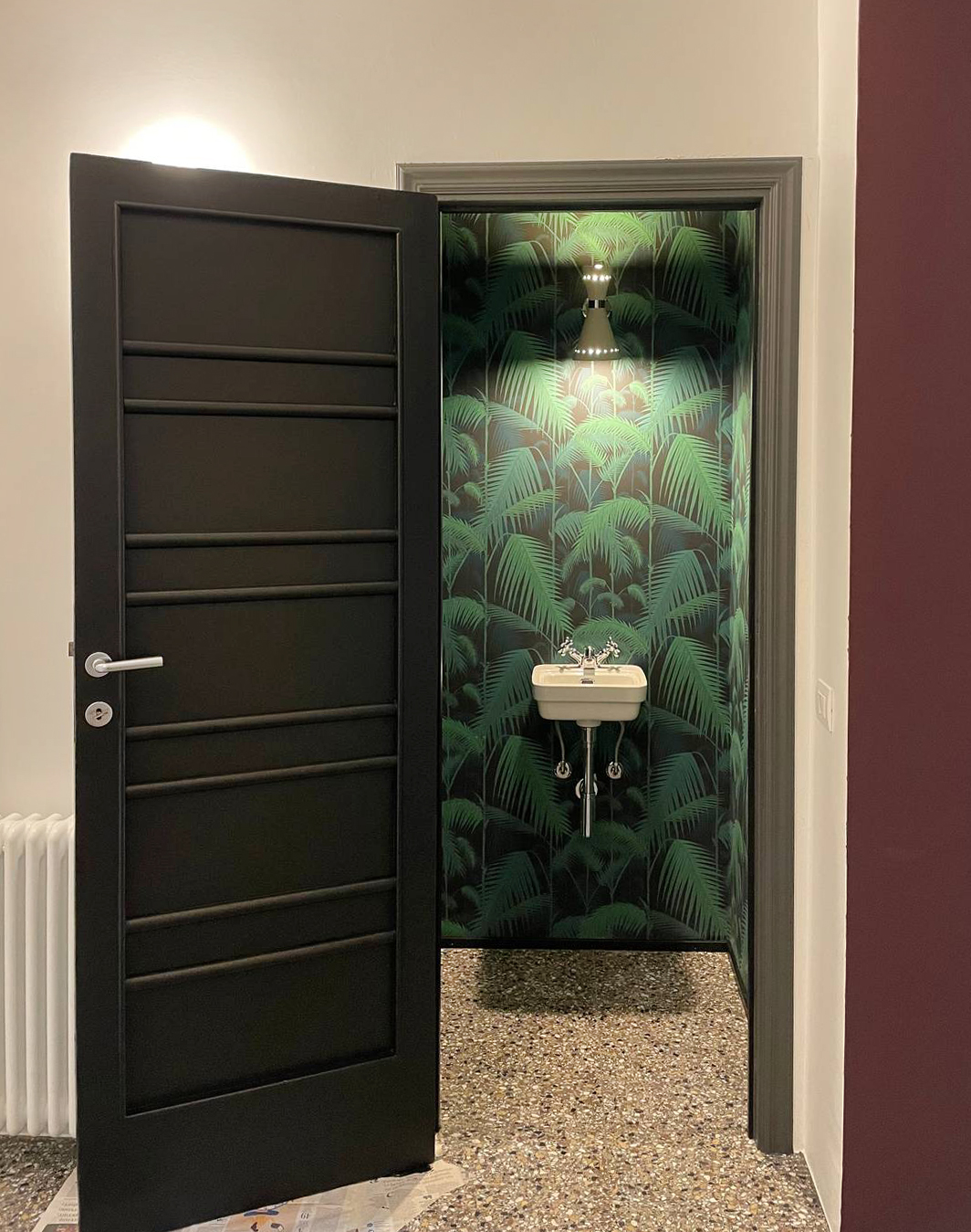 bagno con tappezzeria nera