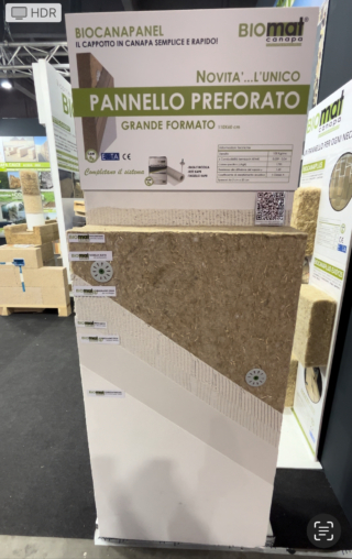 BIOCANAPANEL di BIOmat Canapa è un pannello perforato di grande formato isolante termo-acustico naturale in fibre e legno di canapa per realizzare un cappotto isolante naturale. Applicabile su ogni tipologia di muratura e per strutture in legno, acciaio e cemento armato, protegge l'edificio degli agenti atmosferici esterni e dalla salsedine; non ostacola la traspirabilità e non favorisce la formazione di muffe e condense; conferisce alto isolamento termo-acustico; ritarda l’ingresso del caldo e freddo in casa; ha buono sfasamento termico. Ottimo per ristrutturazioni, sopraelevazioni e nuove costruzioni.Tutti i prodotti BIOmat Canapa sono caratterizzati da alto isolamento e sfasamento termico, alta capacità deumidificante e di regolazione igrometrica, alta traspirabilità (condizione essenziale per scongiurare l’insorgenza di Muffe e condense), ottimo isolamento acustico ed elevata durabilità nel tempo, tutte caratteristiche che permettono di garantire soluzione idonee per ogni contesto applicativo. biomatcanapa.it BIOCANAPANEL di BIOmat Canapa è un pannello perforato di grande formato isolante termo-acustico naturale in fibre e legno di canapa per realizzare un cappotto isolante naturale. Applicabile su ogni tipologia di muratura e per strutture in legno, acciaio e cemento armato, protegge l'edificio degli agenti atmosferici esterni e dalla salsedine; non ostacola la traspirabilità e non favorisce la formazione di muffe e condense; conferisce alto isolamento termo-acustico; ritarda l’ingresso del caldo e freddo in casa; ha buono sfasamento termico. Ottimo per ristrutturazioni, sopraelevazioni e nuove costruzioni.Tutti i prodotti BIOmat Canapa sono caratterizzati da alto isolamento e sfasamento termico, alta capacità deumidificante e di regolazione igrometrica, alta traspirabilità (condizione essenziale per scongiurare l’insorgenza di Muffe e condense), ottimo isolamento acustico ed elevata durabilità nel tempo, tutte caratteristiche che permettono di garantire soluzione idonee per ogni contesto applicativo. biomatcanapa.it