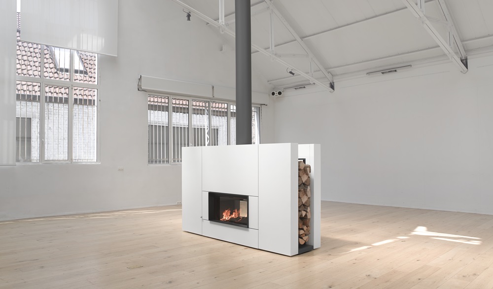 Il camino monoblocco bifacciale Stuv 22-110 di Stuv distribuito da MontExport permette di riscaldare e godere del fuoco su entrambi i lati, inoltre si integra in progetti decorativi di alto impatto estetico, anche separando due spazi diversi. Alimentato a legna, ha potenza da 8 a 23 kW. È possibile canalizzare l'aria calda, con o senza ventilatore, per diffondere al meglio il calore nell'ambiente. Diverse le cornici possibili, qui è proposto in versione con rivestimento integrale, nei colori Dark Grey, Concrete Grey, bianco e finitura acciaio ruggine. Classe di efficienza energetica A+. www.montexport.it Il camino monoblocco bifacciale Stuv 22-110 di Stuv distribuito da MontExport permette di riscaldare e godere del fuoco su entrambi i lati, inoltre si integra in progetti decorativi di alto impatto estetico, anche separando due spazi diversi. Alimentato a legna, ha potenza da 8 a 23 kW. È possibile canalizzare l'aria calda, con o senza ventilatore, per diffondere al meglio il calore nell'ambiente. Diverse le cornici possibili, qui è proposto in versione con rivestimento integrale, nei colori Dark Grey, Concrete Grey, bianco e finitura acciaio ruggine. Classe di efficienza energetica A+. www.montexport.it