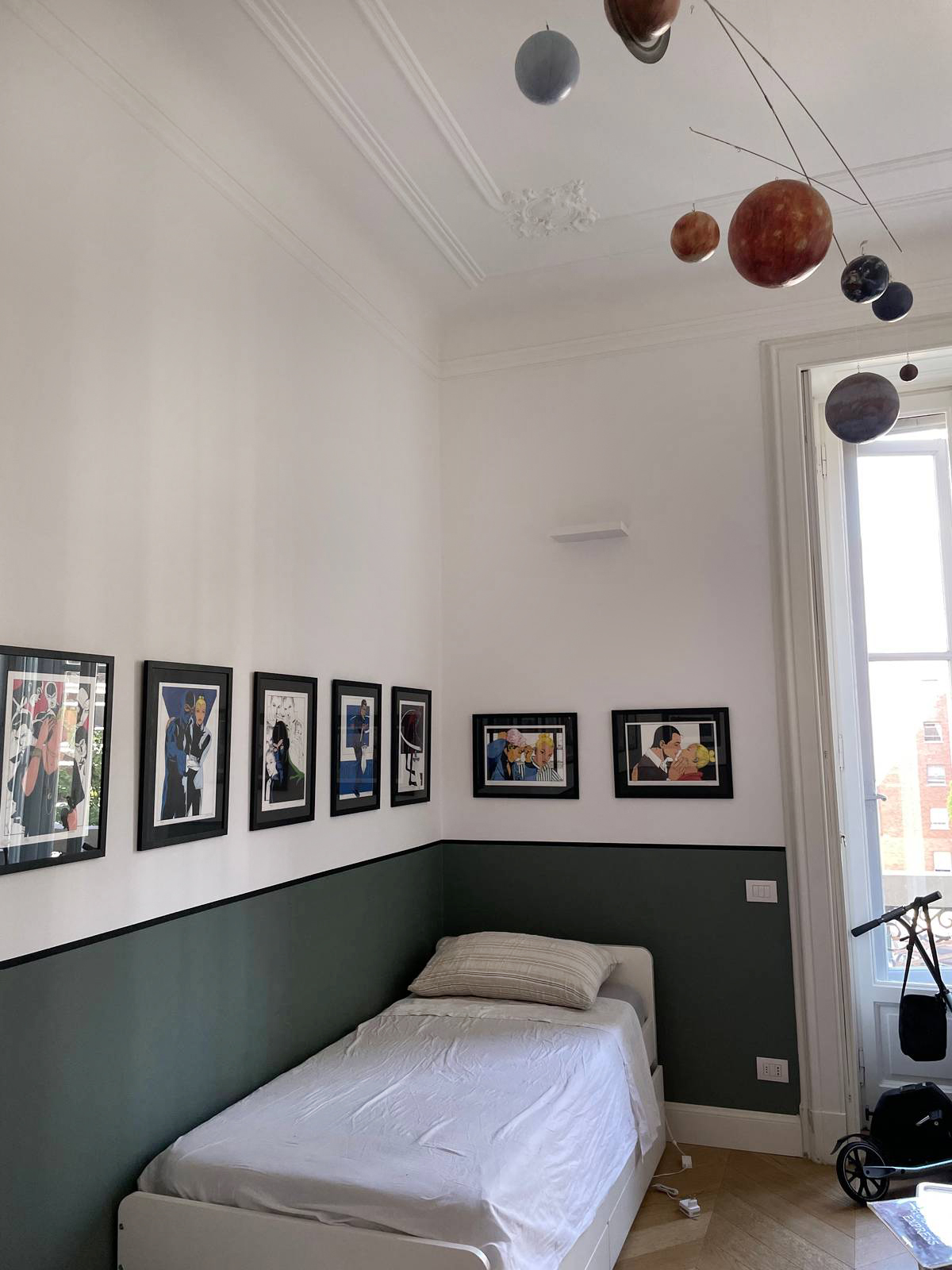 cornici nere camera ragazzi