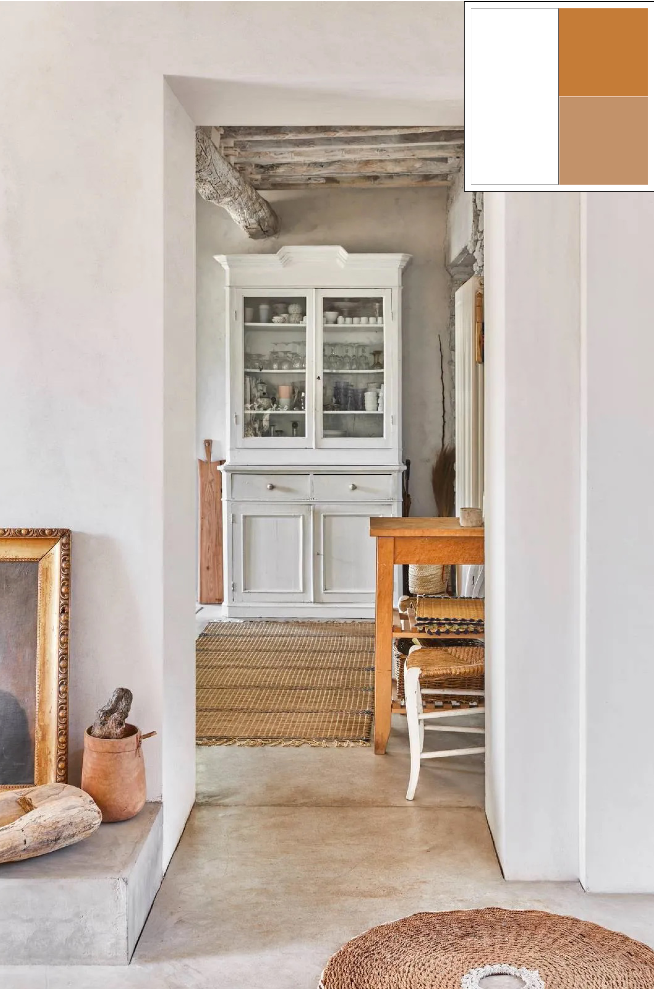 In questa zona giorno, tipicamente da casa di vacanza, in un contesto globalmente neutro e naturale,  la credenza di recupero è stata dipinta di bianco e abbinata a elementi molto semplici, senza i pezzi di design e puntando solo sulla sobrietà. In questa zona giorno, tipicamente da casa di vacanza, in un contesto globalmente neutro e naturale,  la credenza di recupero è stata dipinta di bianco e abbinata a elementi molto semplici, senza i pezzi di design e puntando solo sulla sobrietà.