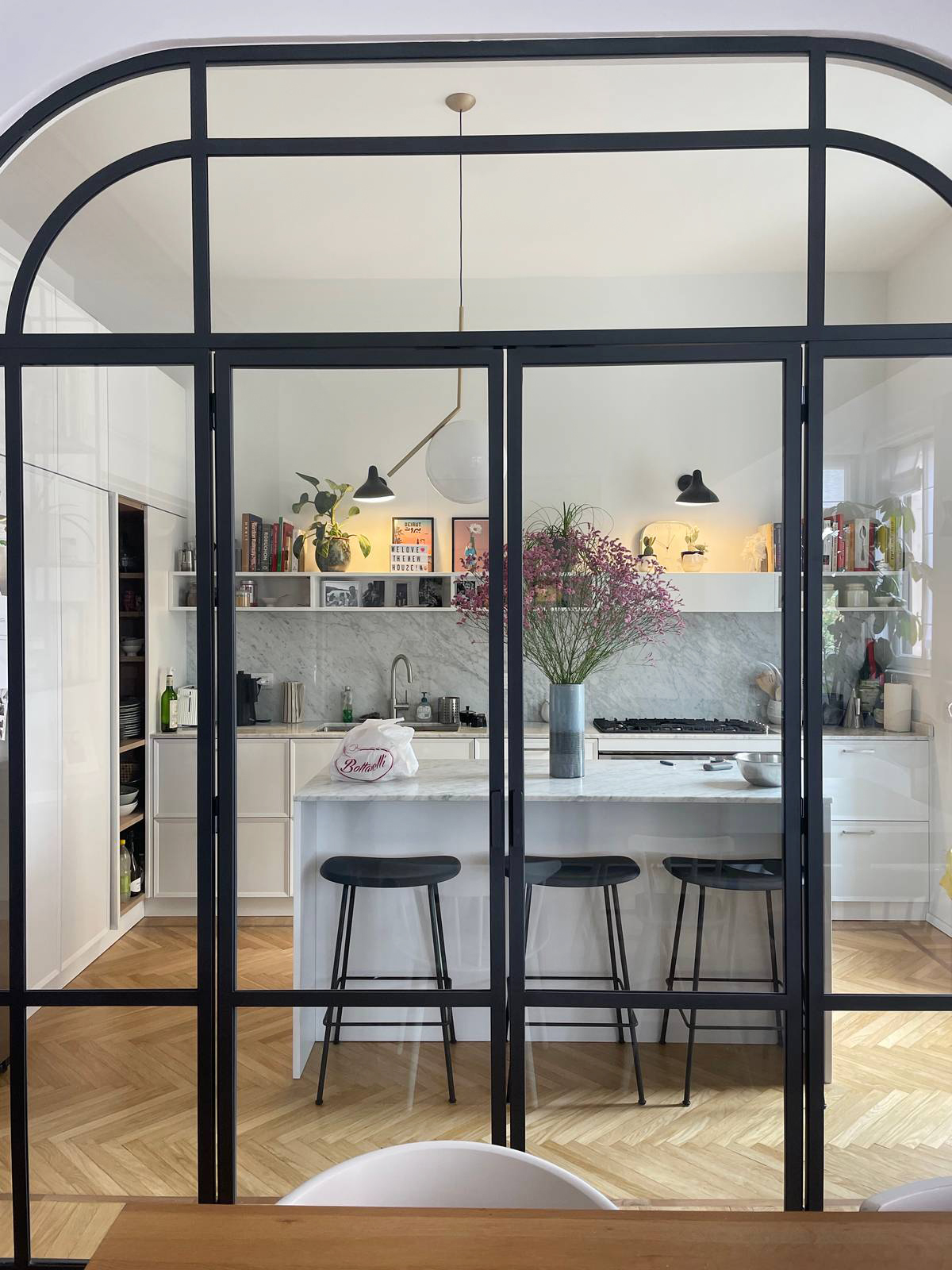 cucina bianca accessori e vetrata neri