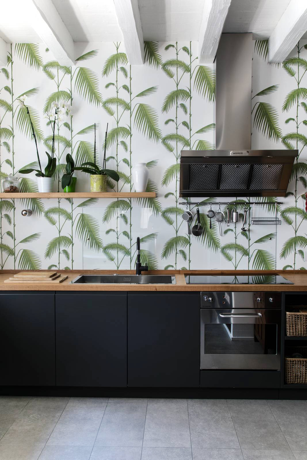 cucina mobili neri e jungle