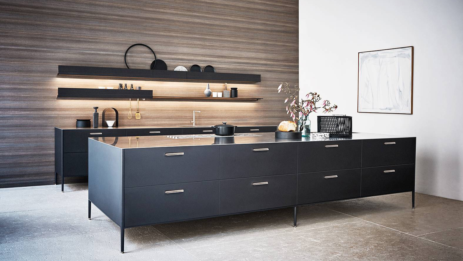 Si apre completamente sulla zona giorno la cucina Unit di Cesar che si articola in due sezioni: una a parete con il lavello e una con la zona cottura. I moduli, che poggiano su sottili piedini, hanno le ante in Laccato strutturato Titanio che crea un raffinato contrasto con il piano e le maniglie in Acciaio Inox. Prezzo su richiesta. www.cesar.it