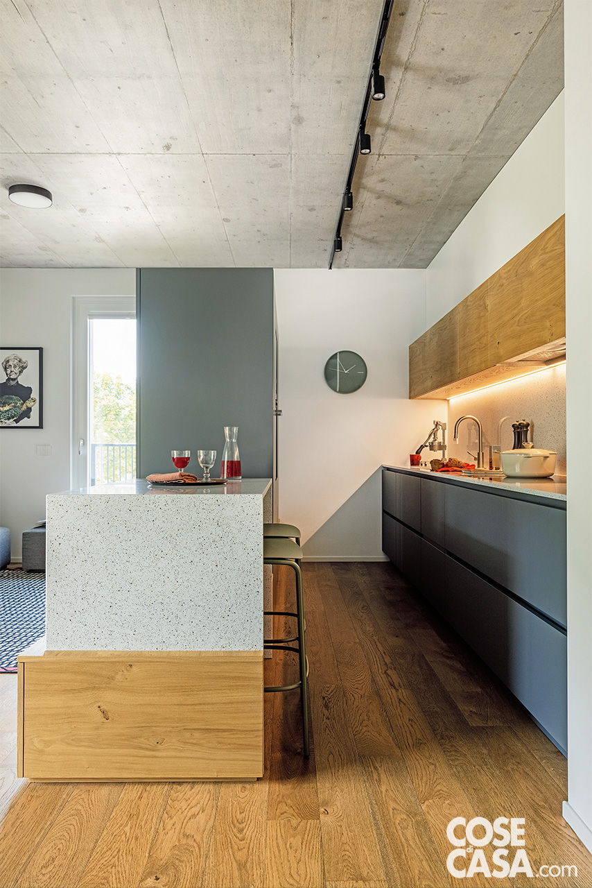 Cucina aperta sul soggiorno anche se in parte schermata da una soluzione monoblocco. Cucina aperta sul soggiorno anche se in parte schermata da una soluzione monoblocco.