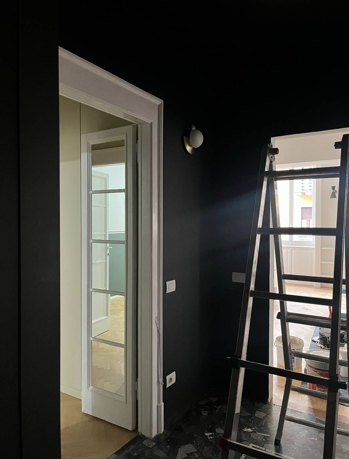 dipingendo l'ingresso di nero