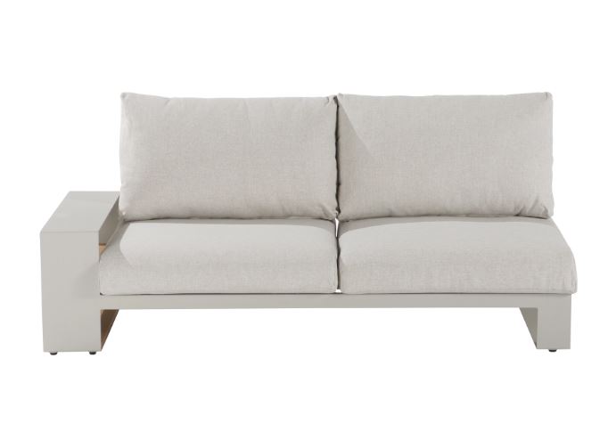 Il divano Surrey di Naterial (Ref. 84253882) è caratterizzato da morbidi cuscini rivestiti in tessuto di poliestere grigio; la struttura e la seduta sono in teak. Misura L 180 x P 81 x H 68 cm. Prezzo 1.399 euro.