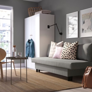 La linea squadrata ed essenziale rende il divano letto tre posti Alvdalen facile da ambientare in ambienti con stili diversi; è rivestito in tessuto grigio-beige Knisa in poliestere tinto in massa, morbido e resistente. Si trasforma velocemente in un comodo letto a due piazze. Misura L 194 x P 82/135 x H 75 cm. Prezzo 349 euro. La linea squadrata ed essenziale rende il divano letto tre posti Alvdalen facile da ambientare in ambienti con stili diversi; è rivestito in tessuto grigio-beige Knisa in poliestere tinto in massa, morbido e resistente. Si trasforma velocemente in un comodo letto a due piazze. Misura L 194 x P 82/135 x H 75 cm. Prezzo 349 euro.