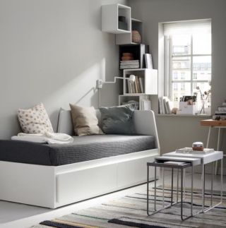 Il letto divano Flekke è corredato di due materassi (spessore 12 cm) in schiuma Åfjäll, sovrapposti quando l'utilizzo è singolo; può essere usato come divano durante il giorno, grazie allo schienale e aggiungendo qualche cuscino, e come letto singolo o matrimoniale, estraendo la base, durante la notte. Inoltre, i due ampi cassettoni nella parte inferiore permettono di avere a portata di mano piumini e lenzuola. Misura L 207 x P 89/169 x H 86 cm. Prezzo 578,90 euro. Nell'articolo trovi anche il video della trasformazione. Il letto divano Flekke è corredato di due materassi (spessore 12 cm) in schiuma Åfjäll, sovrapposti quando l'utilizzo è singolo; può essere usato come divano durante il giorno, grazie allo schienale e aggiungendo qualche cuscino, e come letto singolo o matrimoniale, estraendo la base, durante la notte. Inoltre, i due ampi cassettoni nella parte inferiore permettono di avere a portata di mano piumini e lenzuola. Misura L 207 x P 89/169 x H 86 cm. Prezzo 578,90 euro. Nell'articolo trovi anche il video della trasformazione.