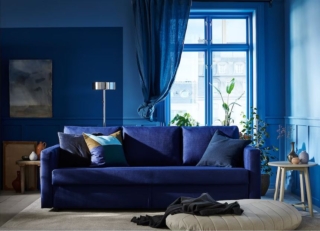 Un'intensa colorazione blu, coordinata con le sfumature delle pareti, per il modello tre posti Friheten con rivestimento Skiftebo in resistente poliestere riciclato. Si trasforma velocemente in un ampio letto ed è dotato di un  pratico contenitore sotto il sedile per riporre coperte e cuscini quando non servono.  Misura L 225 x P 105/144 x H 83 cm. Prezzo 479 euro. Un'intensa colorazione blu, coordinata con le sfumature delle pareti, per il modello tre posti Friheten con rivestimento Skiftebo in resistente poliestere riciclato. Si trasforma velocemente in un ampio letto ed è dotato di un  pratico contenitore sotto il sedile per riporre coperte e cuscini quando non servono.  Misura L 225 x P 105/144 x H 83 cm. Prezzo 479 euro.