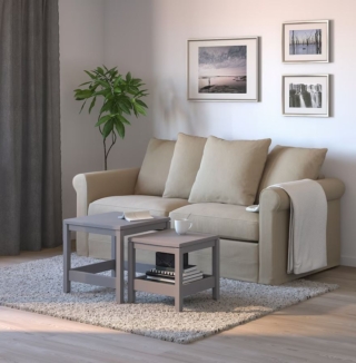 Stile classico per per il divano due posti Gronlid con rivestimento extramorbido in una raffinata colorazione naturale che lo trasforma in un pezzo senza tempo; inoltre la fodera Sporda è lavabile per eliminare le eventuali macchie. I grandi cuscini dello schienale si possono spostare per aumentare il comfort; togliendo sedile e cuscini e estraendo la base si trasforma in un letto con doghe e materasso in schiuma.  Misura L 196 x P 98/241 x H 104 cm. Prezzo 949  euro. Stile classico per per il divano due posti Gronlid con rivestimento extramorbido in una raffinata colorazione naturale che lo trasforma in un pezzo senza tempo; inoltre la fodera Sporda è lavabile per eliminare le eventuali macchie. I grandi cuscini dello schienale si possono spostare per aumentare il comfort; togliendo sedile e cuscini e estraendo la base si trasforma in un letto con doghe e materasso in schiuma.  Misura L 196 x P 98/241 x H 104 cm. Prezzo 949  euro.