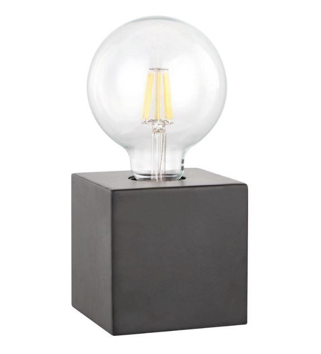 La lampada da comodino Atena (Ref. 82626440) ha una base cubica in ferro nero in cui si innesta la lampadina. Misura L 9,5 x P 9,5 x H  9,5 cm. Prezzo 17,99 euro.