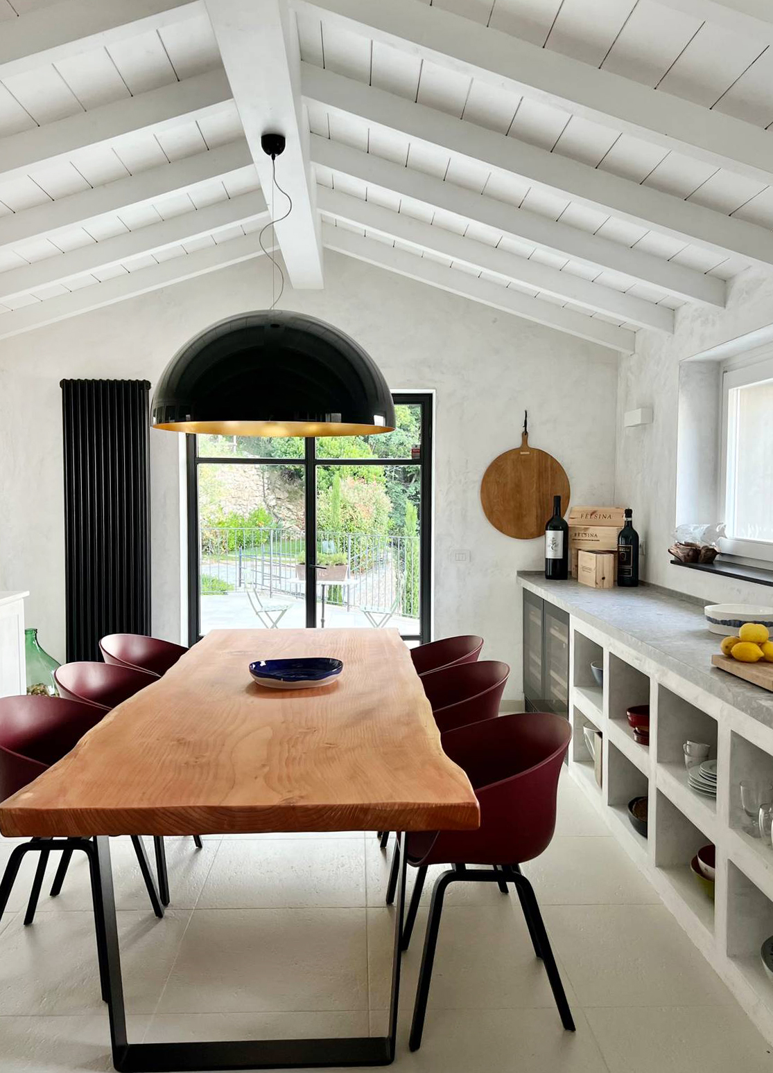 grande lampada con calotta nera lucida che richiama il calorifero nero