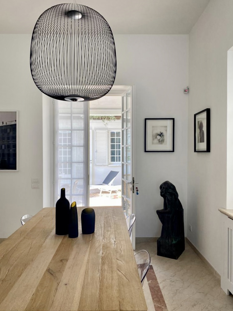 lampada in griglia di metallo di Foscarini sul tavolo da pranzo