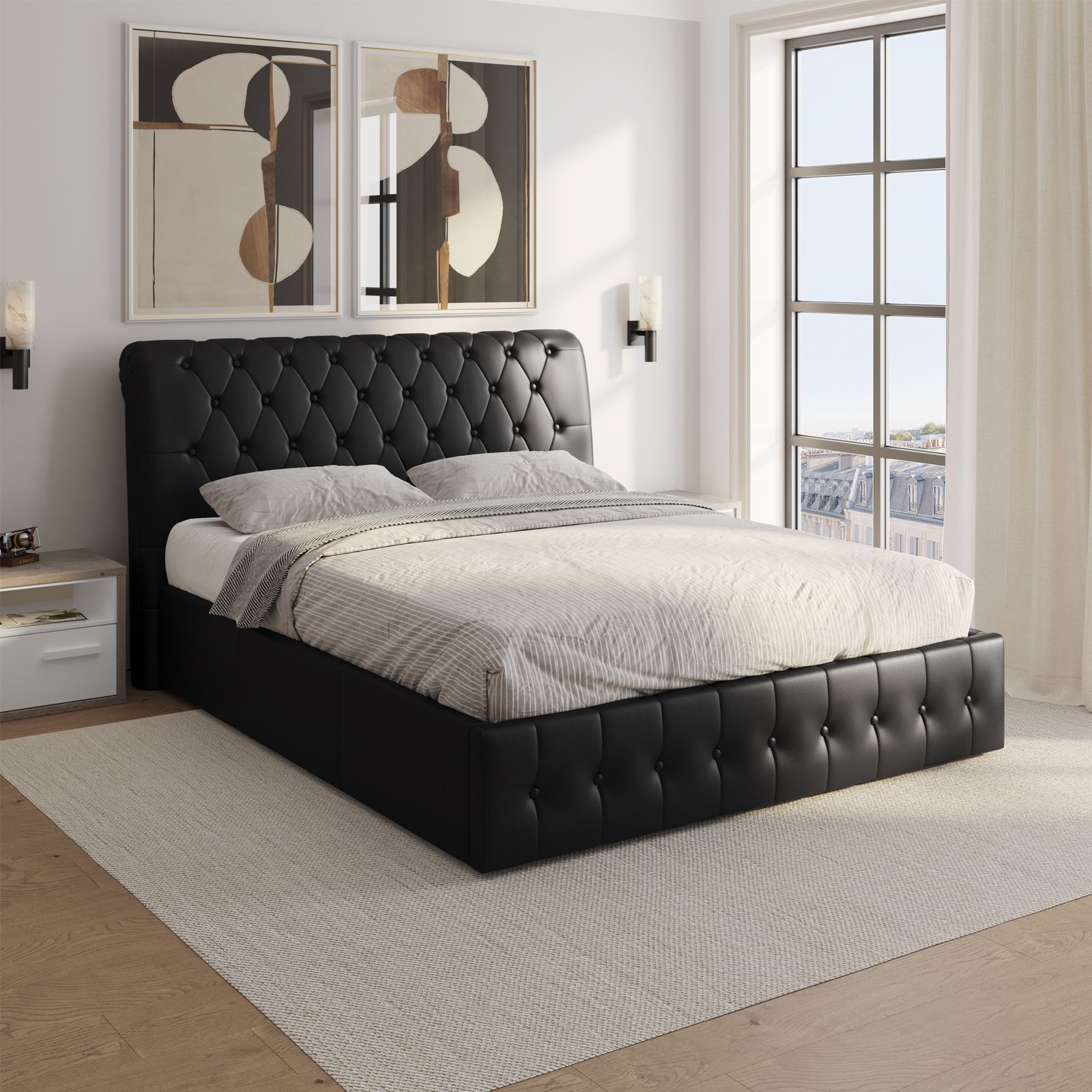 Ha un'alta testata imbottita e rivestita in similpelle nera con lavorazione trapuntata, che lo rende piacevole al tatto, il letto matrimoniale Cribo di Deghi. È dotato di un comodo vano contenitore sotto la rete in cui riporre trapunte, cuscini e coperte. Misura L 177 x P 224,5 x H 115 cm. Prezzo 567,98 euro. www.deghi.it