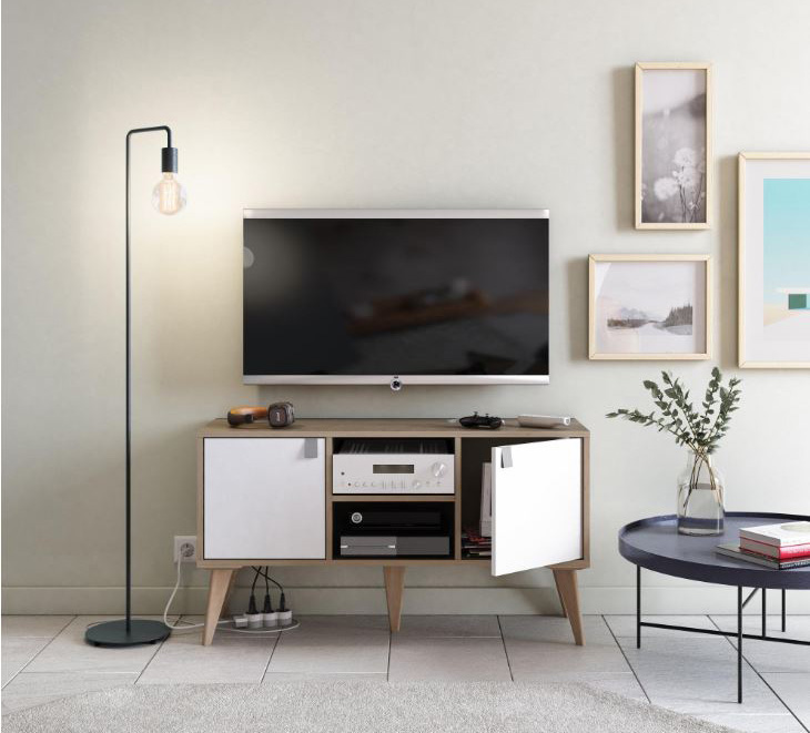 Il mobile tv Spaceo Kub (Ref. 83973076) permette di tenere in ordine videogiochi e telecomandi; la struttura declinata nelle finiture bianco e rovere ne sottolinea lo stile nordico. Misura L 125 x P 31,7 x H 36 cm. Prezzo 107,86 euro.