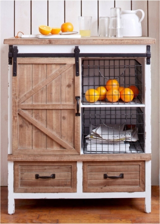 È dotato di ante scorrevoli e di due comodi cassetti il complemento di arredo (Codice articolo: 93866295) di Bonprix: la struttura, realizzata in MDF e cipresso di Cunningham, ha una colorazione nei toni del bianco e del legno con un aspetto piacevolmente vintage. La profondità contenuta permette di sistemarlo anche in un punto di passaggio. Misura L 77 x P 38 x h 89 cm. Prezzo 299 euro. www.bonprix.it