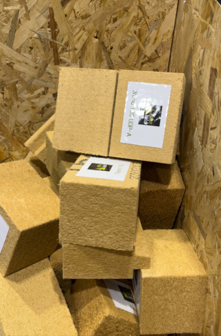 Sono di Natur Held, gruppo Ziegler, i pannelli isolanti realizzati in fibra di legno proveniente da scarti di lavorazione della filiera produttiva. Si possono applicare alle pareti (anche per l'isolamento interno), ai solai, alle falde del tetto. www.naturheld.global Sono di Natur Held, gruppo Ziegler, i pannelli isolanti realizzati in fibra di legno proveniente da scarti di lavorazione della filiera produttiva. Si possono applicare alle pareti (anche per l'isolamento interno), ai solai, alle falde del tetto. www.naturheld.global