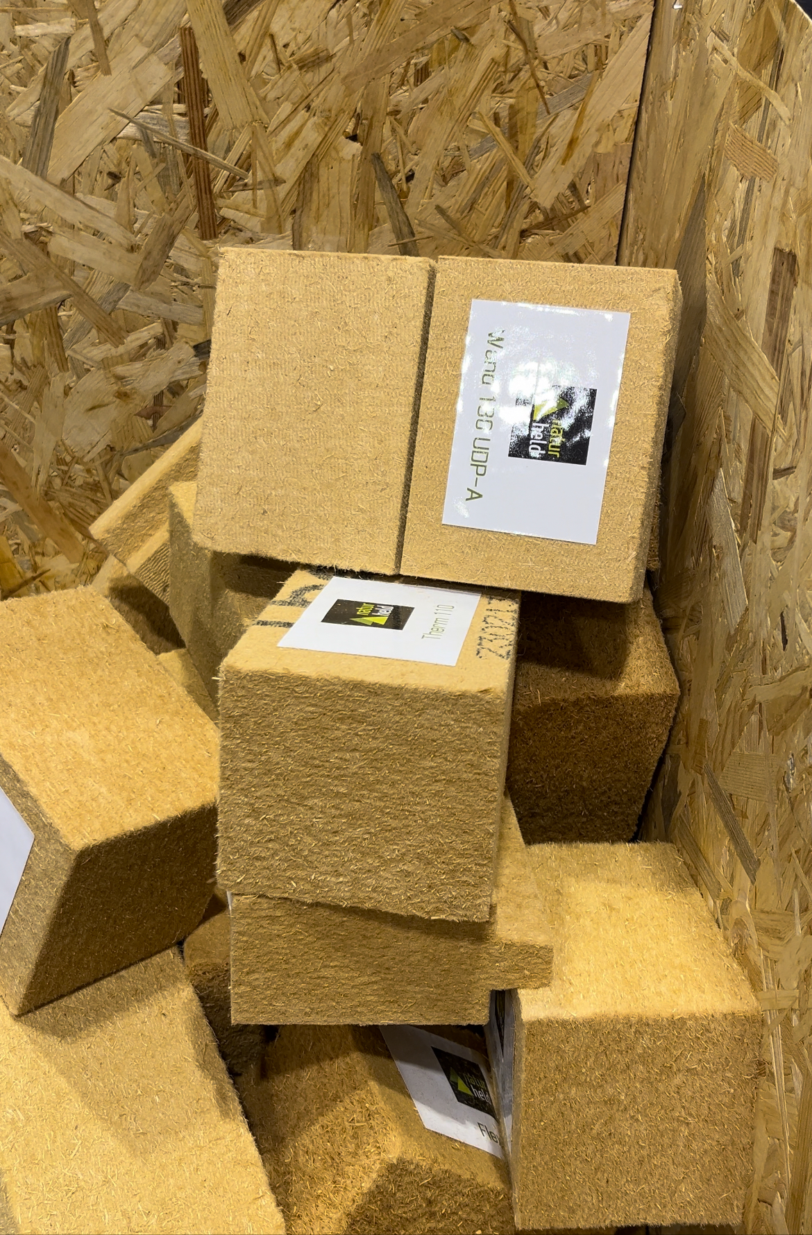 Sono di Natur Held, gruppo Ziegler, i pannelli isolanti realizzati in fibra di legno proveniente da scarti di lavorazione della filiera produttiva. Si possono applicare alle pareti (anche per l'isolamento interno), ai solai, alle falde del tetto. www.naturheld.global Sono di Natur Held, gruppo Ziegler, i pannelli isolanti realizzati in fibra di legno proveniente da scarti di lavorazione della filiera produttiva. Si possono applicare alle pareti (anche per l'isolamento interno), ai solai, alle falde del tetto. www.naturheld.global