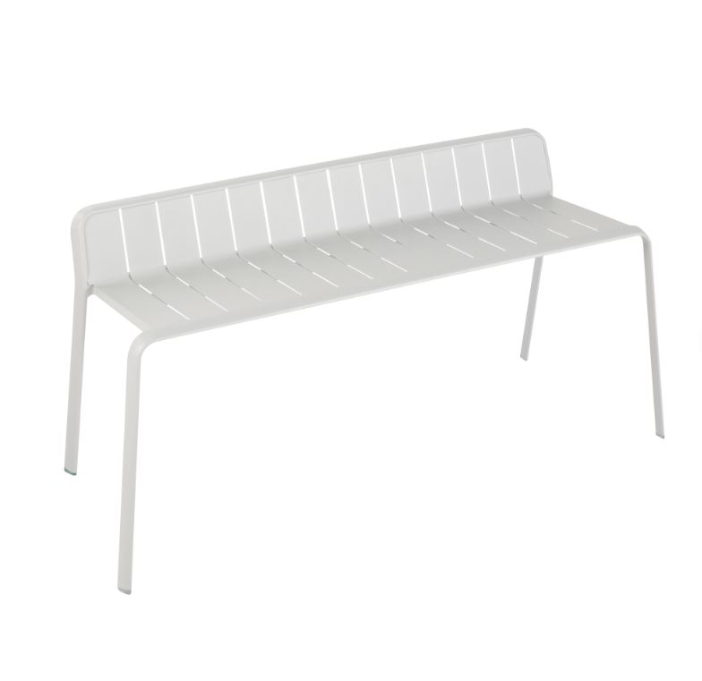La panchina Idaho di Naterial (Ref. 83719340) è leggera e resistente grazie alla struttura in alluminio con finitura opaca grigio/argento. Misura L 122 x P 49 x H 56 cm. Prezzo 219 euro.
