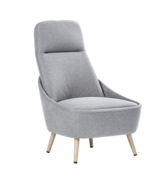 La poltrona Memphis (Ref. 85097319) ha un alto e comodo schienale; è completamente rivestita in tessuto di cotone grigio chiaro. Le gambe sono in acciaio tinto beige.  Misura L 65 x P 77 x H 100 cm. Prezzo 229 euro.
