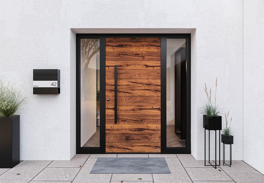 Il portoncino ThermoSafe Decoral di Hörmann ha un massiccio battente complanare in alluminio di 73 mm e telaio da 80 mm, entrambi a taglio termico e a doppia superficie di battuta, raggiungendo isolamento termico fino 0,8 W/m²K. Ha equipaggiamento di sicurezza antieffrazione RC 3 e serratura di sicurezza a cinque punti ed è possibile aggiungere con la motorizzazione con tecnologia BiSecur, dalla codifica sicura. In presenza di vetro è stratificato antischegge. Il telaio è nero e il pannello ha finiture materiche effetto legno, cemento o rusty patina. www.hormann.it  Il portoncino ThermoSafe Decoral di Hörmann ha un massiccio battente complanare in alluminio di 73 mm e telaio da 80 mm, entrambi a taglio termico e a doppia superficie di battuta, raggiungendo isolamento termico fino 0,8 W/m²K. Ha equipaggiamento di sicurezza antieffrazione RC 3 e serratura di sicurezza a cinque punti ed è possibile aggiungere con la motorizzazione con tecnologia BiSecur, dalla codifica sicura. In presenza di vetro è stratificato antischegge. Il telaio è nero e il pannello ha finiture materiche effetto legno, cemento o rusty patina. www.hormann.it