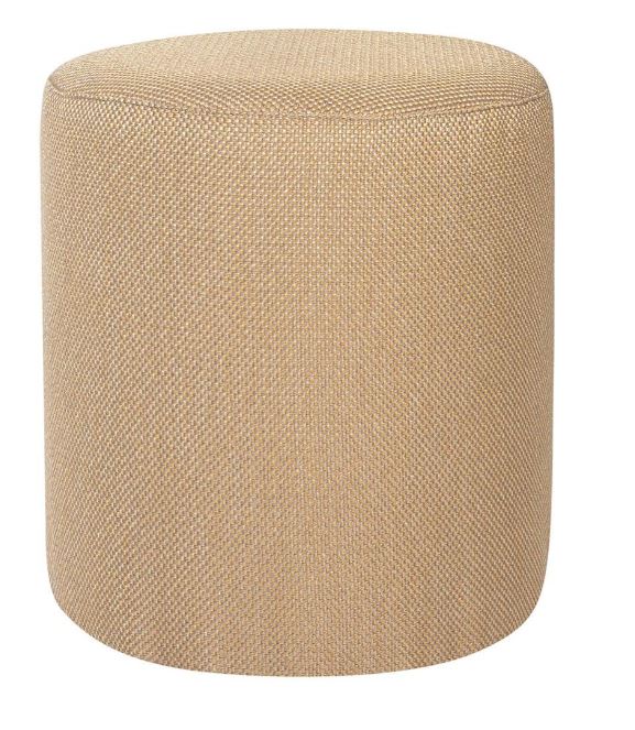 Il pouf Isla (Ref. 88395118) ha una forma cilindrica ed è rivestito in tessuto giallo/dorato. Misura Ø 33 x H 39 cm. Prezzo 39,99 euro.