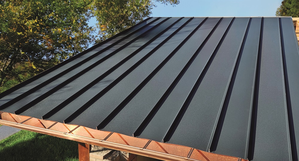 Alubel Linea di Alubel è il sistema di rivestimento per il tetto dalle geometrie lineari che unisce robustezza strutturale per garantire una protezione affidabile contro gli agenti atmosferici. La facilità di montaggio è uno dei punti di forza: prima di tutto vanno fissate con sicurezza le staffe alla struttura in legno mediante due viti, garantendo un ancoraggio stabile, poi va installata la seconda lastra premendo e, sentendo il "clack" indica la corretta posizione. Il sistema è adatto sia per la copertura che per i rivestimenti ed è adatto in qualsiasi contesto architettonico. www.alubel.com Alubel Linea di Alubel è il sistema di rivestimento per il tetto dalle geometrie lineari che unisce robustezza strutturale per garantire una protezione affidabile contro gli agenti atmosferici. La facilità di montaggio è uno dei punti di forza: prima di tutto vanno fissate con sicurezza le staffe alla struttura in legno mediante due viti, garantendo un ancoraggio stabile, poi va installata la seconda lastra premendo e, sentendo il "clack" indica la corretta posizione. Il sistema è adatto sia per la copertura che per i rivestimenti ed è adatto in qualsiasi contesto architettonico. www.alubel.com