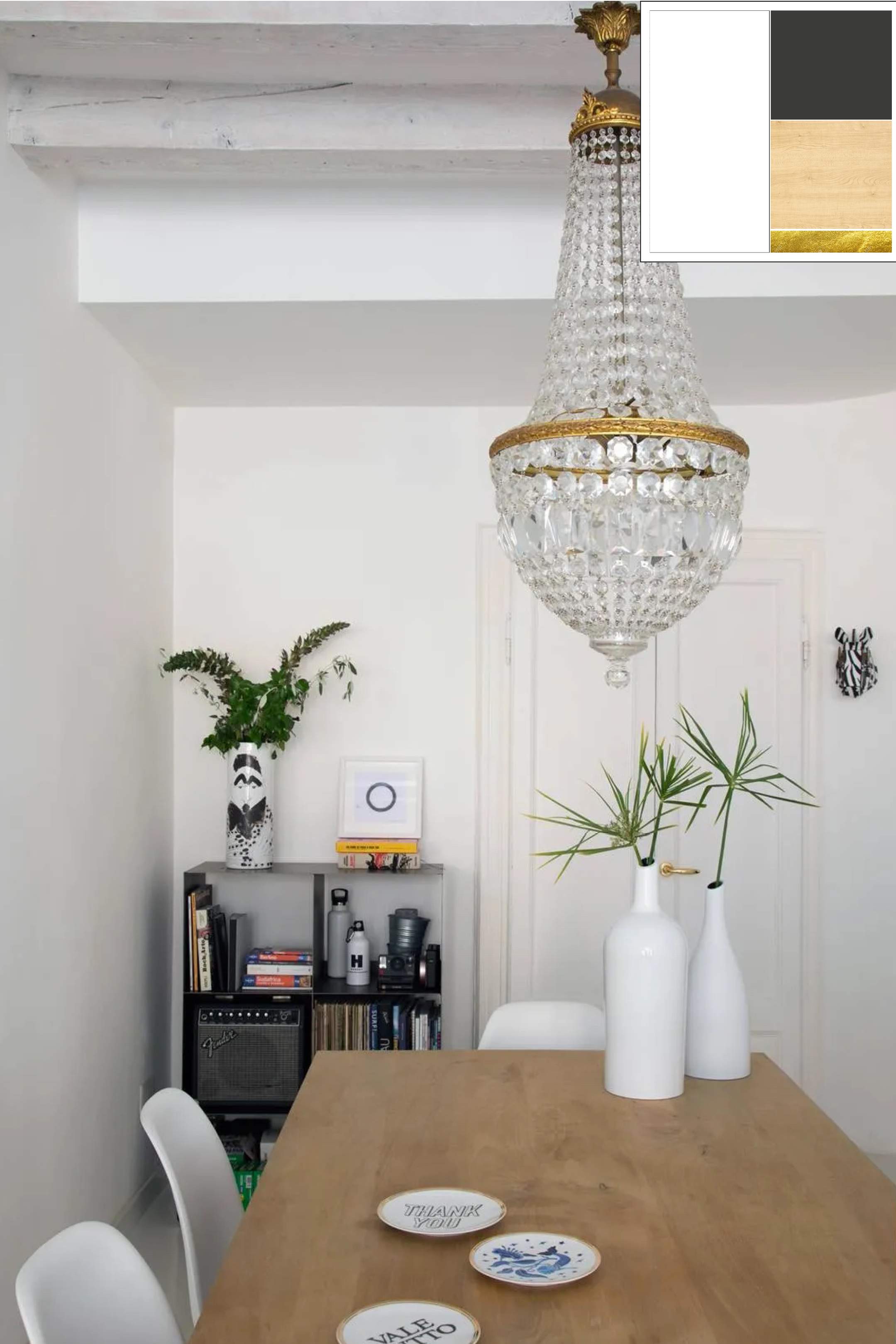 sala bianca con dettagli legno e lampadario sala bianca con dettagli legno e lampadario