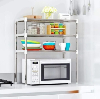 Lo scaffale salvaspazio per microonde (cod: 217848) in vendita da Giordano Shop permette di impilare gli elettrodomestici ottimizzando lo spazio anche in una mini cucina. È realizzato in metallo e plastica bianca. Misura L 60 x P 25 x H 65 cm. Prezzo 21,90 euro. www.giordanoshop.com