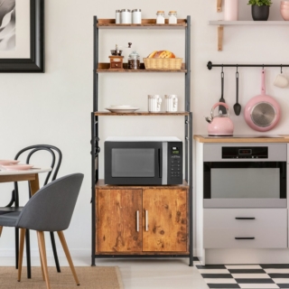 Ha un ampio vano chiuso da ante di colore marrone scuro, posizionato nella parte bassa, lo scaffale a 4 livelli (codice: 45237896) di Costway; la struttura in ferro è corredata da una serie di ganci a S per appendere accessori e attrezzi da avere sempre a portata di mano.  Misura L 60 x P 40 x H 150 cm. Prezzo 180,99 euro. www.costway.it