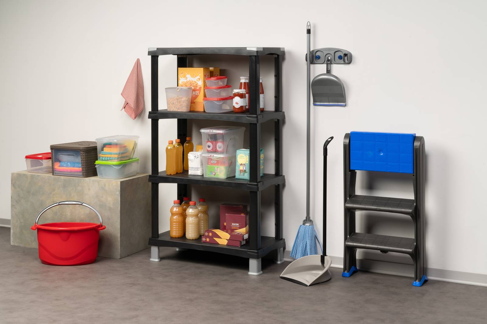 Lo scaffale Futuro di Bama ha i quattro ripiani regolabili in altezza per rispondere a qualsiasi esigenza. La struttura in materiale plastico lo rende solido, resistente e leggero nello stesso tempo; è disponibile nella varianti nero o verde. Misura L 80 x P 40 x H 137 cm. Prezzo 54,90 euro. www.bamagroup.com