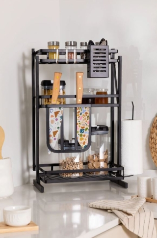 Permette di avere a portata di mano le spezie, i coltelli e altri piccoli attrezzi lo scaffale con la struttura in acciaio inox Ideirix di Sklum che può essere appoggiato sul piano della cucina. È dotato di tre ripiani, diversi ganci e un cesto per le posate; inoltre, è pieghevole per riporlo facilmente quando non serve. Misura L 35,5 x P 29 x H 56,5 cm. Prezzo 52,95 euro. www.sklum.com