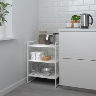 Trova posto tra il mobile e la parete lo scaffale squadrato in metallo bianco Jonaxel di Ikea Italia: la struttura in acciaio rivestito a polvere è resistente, facile da pulire e antiruggine. Misura L 50 x P 51 x H 70 cm. Prezzo 39,95 euro. www.ikea.com